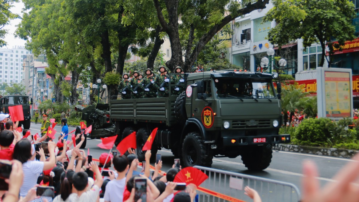 Người dân háo hức chờ xem Khối khí tài, xe bánh lốp ngày Tổng duyệt A80