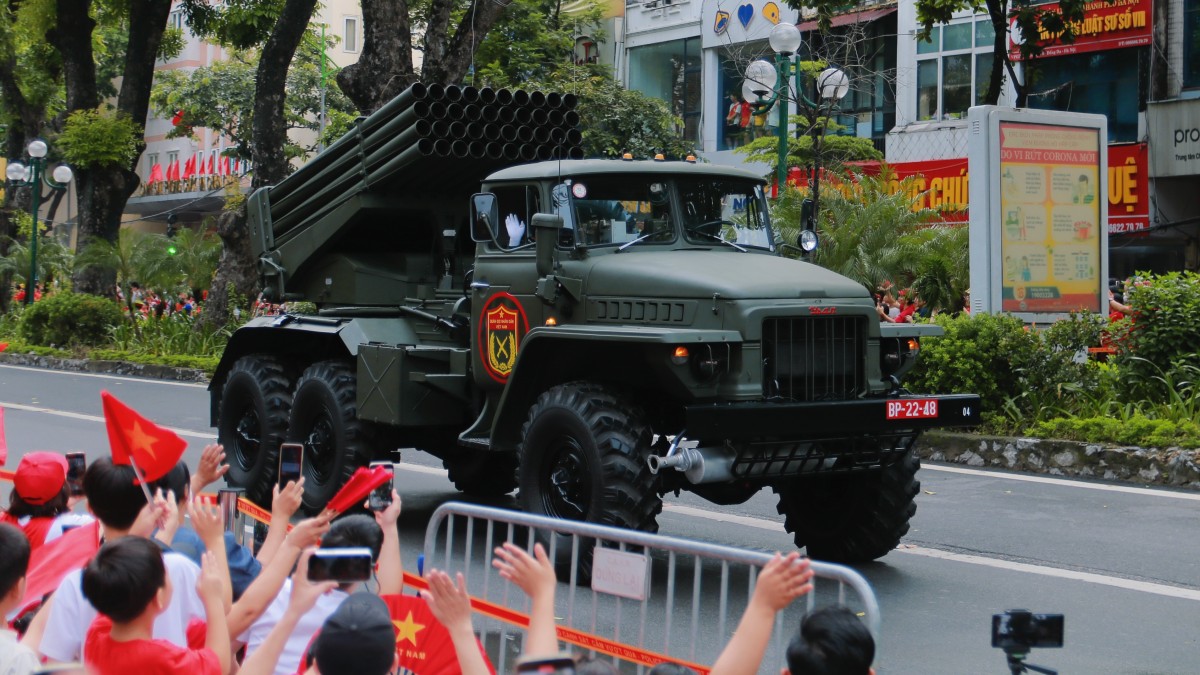 Người dân háo hức chờ xem Khối khí tài, xe bánh lốp ngày Tổng duyệt A80