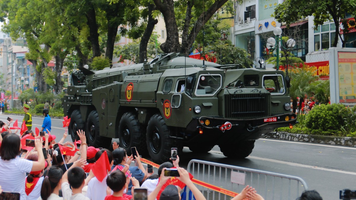 Người dân háo hức chờ xem Khối khí tài, xe bánh lốp ngày Tổng duyệt A80