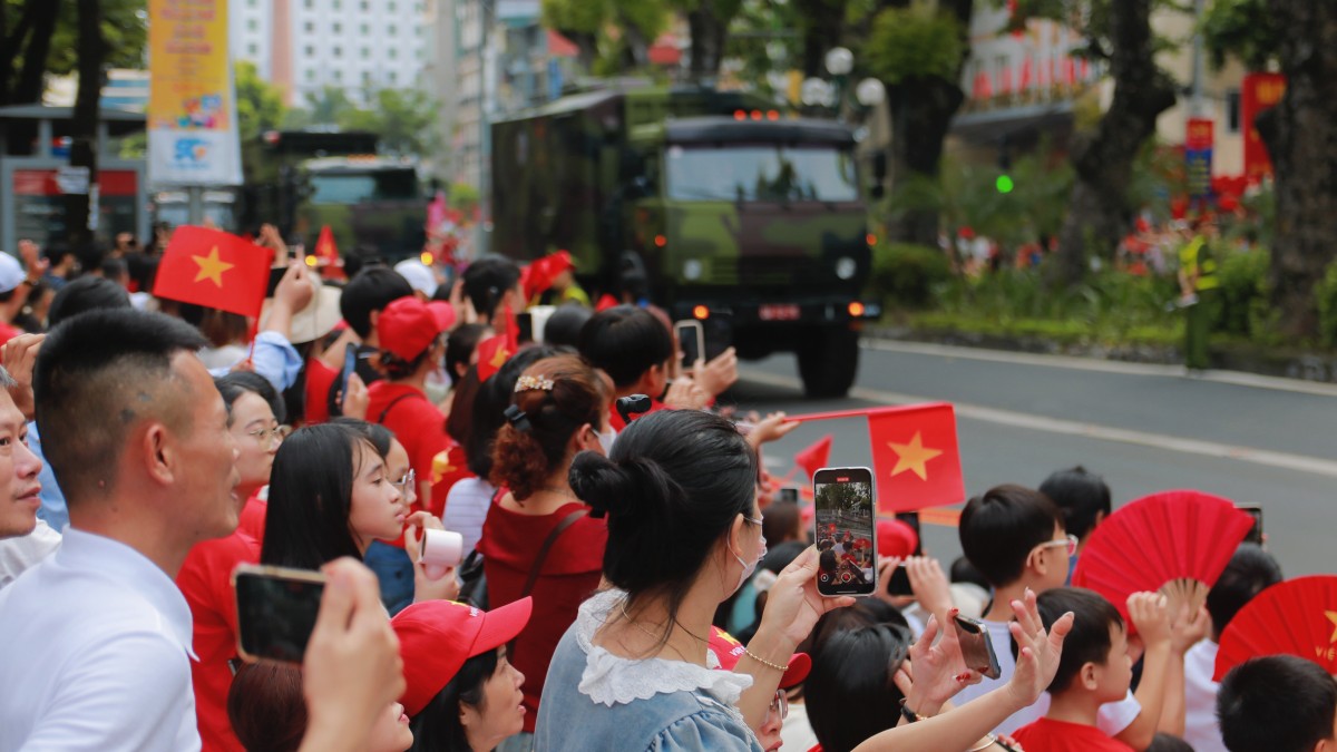 Người dân háo hức chờ xem Khối khí tài, xe bánh lốp ngày Tổng duyệt A80