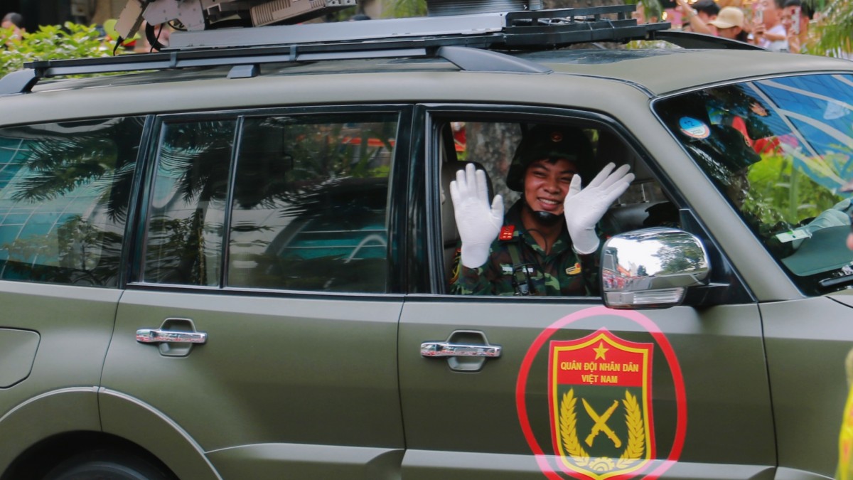 Người dân háo hức chờ xem Khối khí tài, xe bánh lốp ngày Tổng duyệt A80