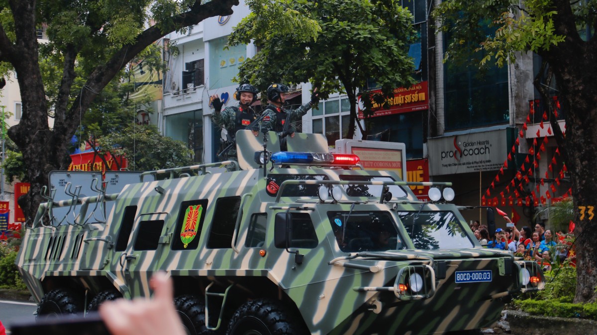 Người dân háo hức chờ xem Khối khí tài, xe bánh lốp ngày Tổng duyệt A80