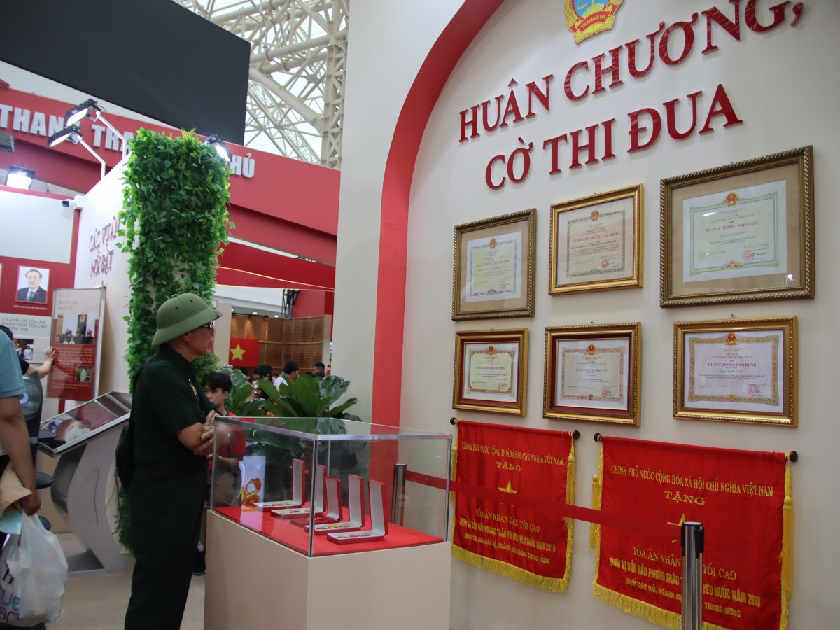  Ông Ngô Bá Soát, Cựu chiến binh Quân khu 5 trầm ngâm bên gian trưng bày Huân chương