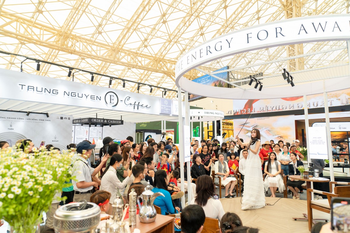 Người đẹp và tri thức hội tụ cùng Trung Nguyên Legend tại triển lãm A80