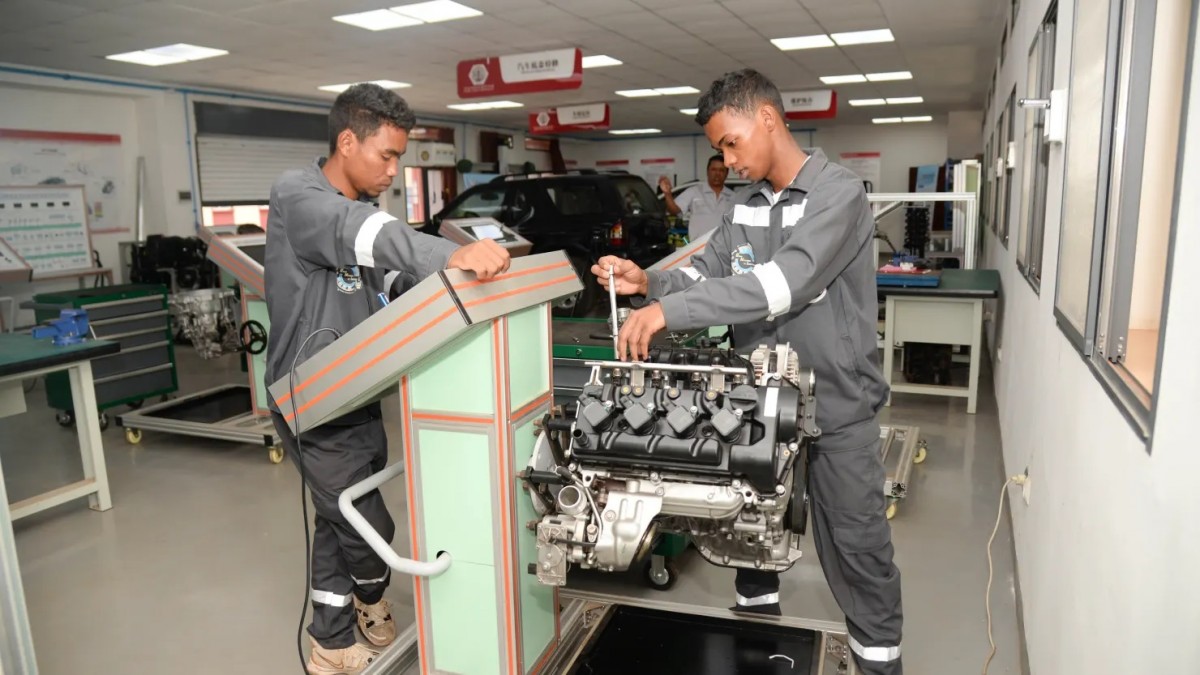 Khi Trung Quốc xuất khẩu công nghệ và thiết bị, nước này cũng cung cấp đào tạo trên toàn thế giới thông qua “Xưởng Luban”.