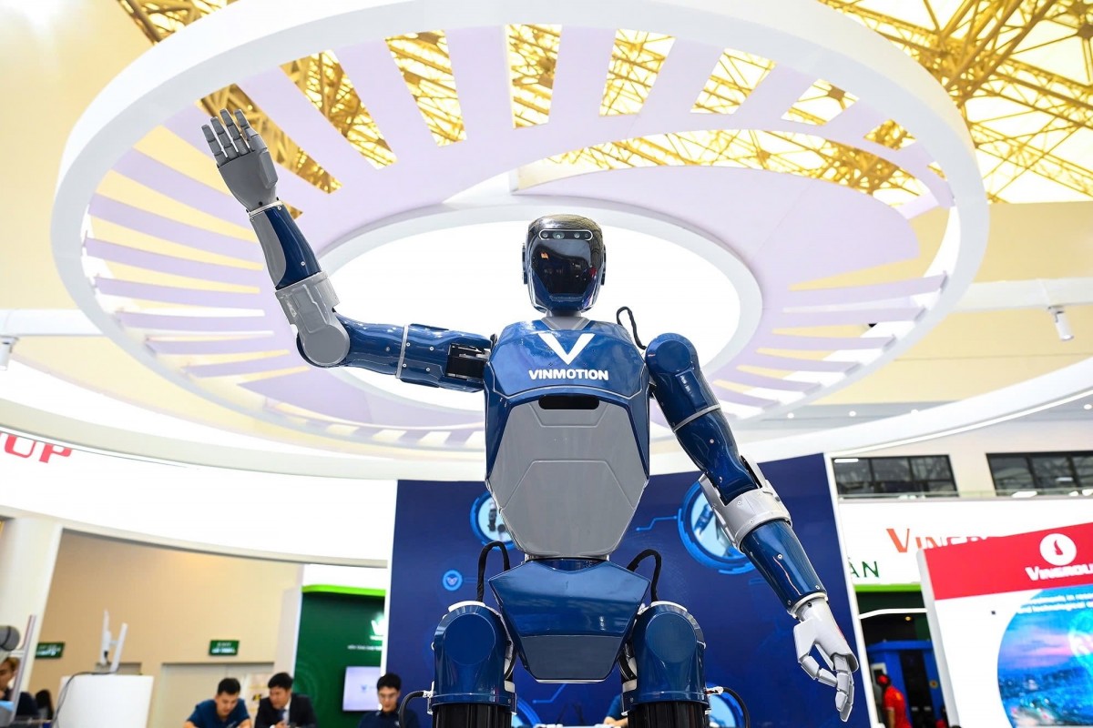 Robot hình người VinMotion trưng bày tại Triển lãm “80 năm Hành trình Độc lập - Tự do - Hạnh phúc” ở Trung tâm Hội chợ Triển lãm Quốc gia, gây ấn tượng với khả năng giao tiếp tiếng Việt và cử động linh hoạt. Ảnh: Vingroup.