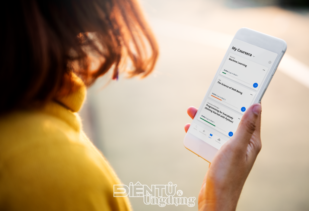 Người học học qua ứng dụng Coursera trên điện thoại Người học học qua ứng dụng Coursera trên điện thoại