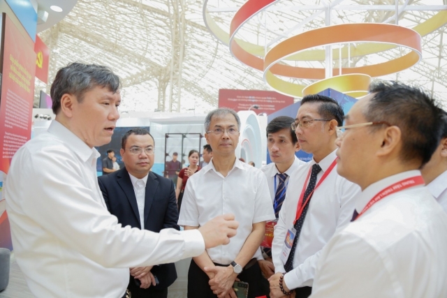 GS.TS. Lê Văn Lợi thăm gian triển lãm của Viện Hàn lâm KHXH Việt Nam tại sự kiện 