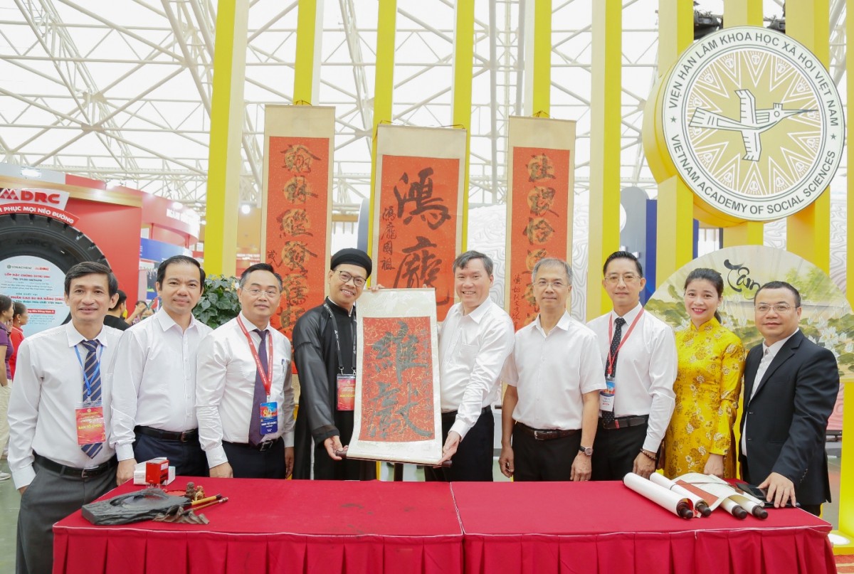 GS.TS. Lê Văn Lợi thăm gian triển lãm của Viện Hàn lâm KHXH Việt Nam tại sự kiện 80 năm Hành trình Độc lập – Tự do – Hạnh phúc