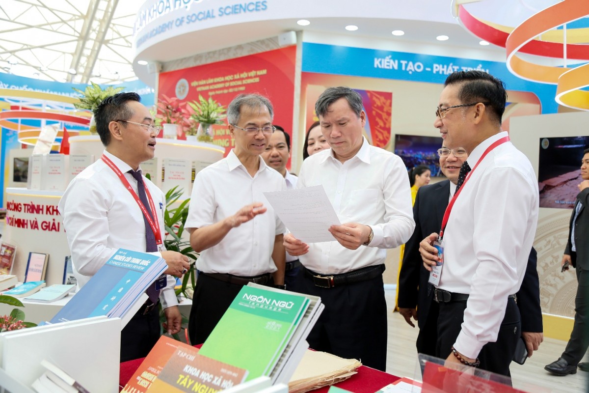 GS.TS. Lê Văn Lợi thăm gian triển lãm của Viện Hàn lâm KHXH Việt Nam tại sự kiện 80 năm Hành trình Độc lập – Tự do – Hạnh phúc