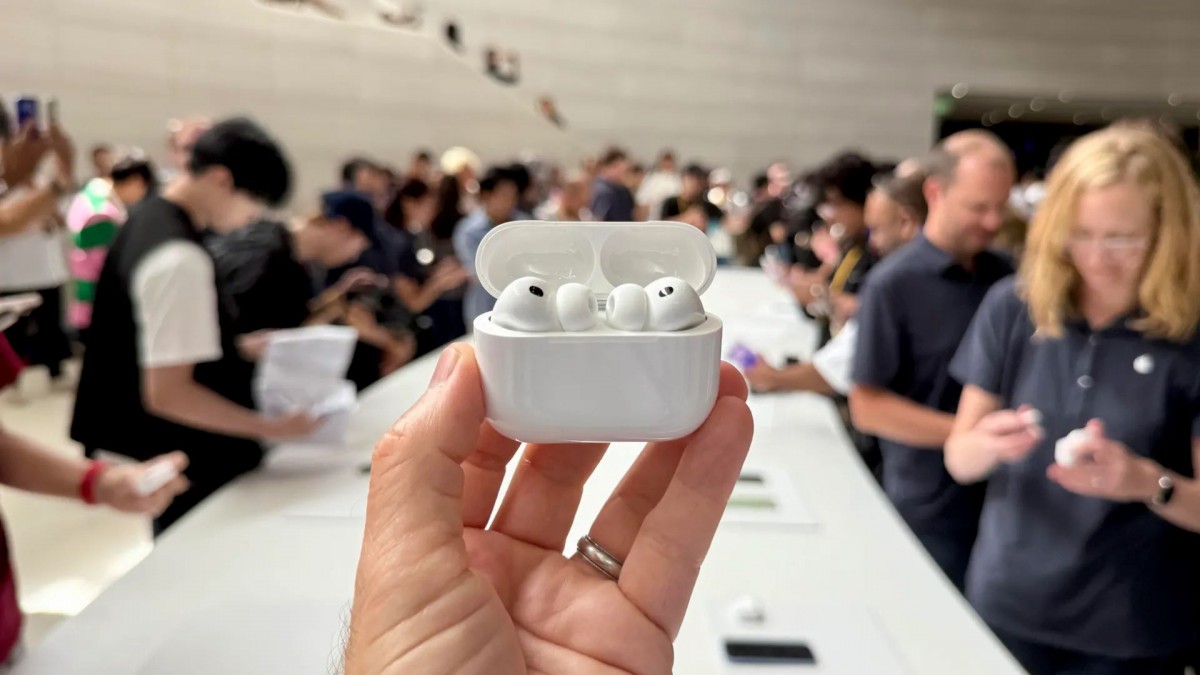 AirPods Pro 3: chống ồn gấp đôi, tích hợp theo dõi sức khỏe, giá 6,2 triệu đồng