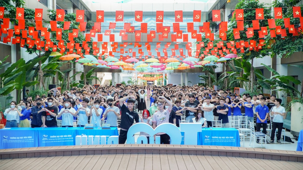 Trường Đại học Hòa Bình đưa trí tuệ nhân tạo vào hành trang cho tân sinh viên Trường Đại học Hòa Bình đưa trí tuệ nhân tạo vào hành trang cho tân sinh viên