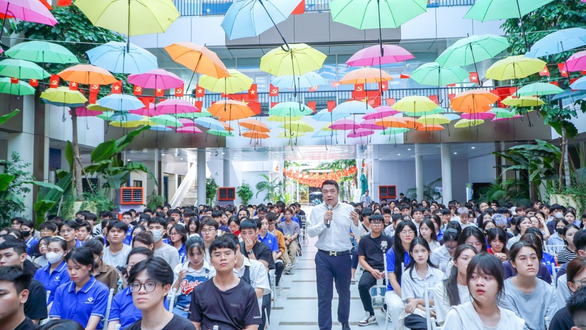 Trường Đại học Hòa Bình đưa trí tuệ nhân tạo vào hành trang cho tân sinh viên Trường Đại học Hòa Bình đưa trí tuệ nhân tạo vào hành trang cho tân sinh viên