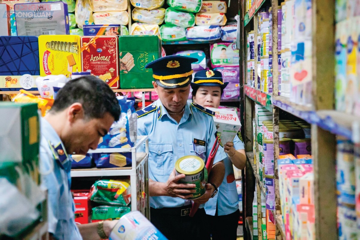 Quá trình chuyển từ “tiền kiểm” sang “hậu kiểm” để lộ khoảng trống cho hành vi gian lận, né tránh nghĩa vụ pháp lý. Lực lượng Quản lý thị trường tỉnh Thanh Hóa kiểm tra sản phẩm sữa đang lưu thông. Ảnh: Tạp chí Diễn đàn Doanh nghiệp. Quá trình chuyển từ “tiền kiểm” sang “hậu kiểm” để lộ khoảng trống cho hành vi gian lận, né tránh nghĩa vụ pháp lý. Lực lượng Quản lý thị trường tỉnh Thanh Hóa kiểm tra sản phẩm sữa đang lưu thông. Ảnh: Tạp chí Diễn đàn Doanh nghiệp.