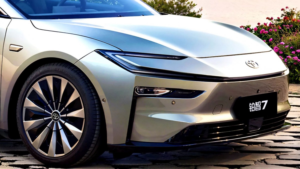 Toyota bZ7 - sedan điện cao cấp mà người Việt chỉ được ngắm