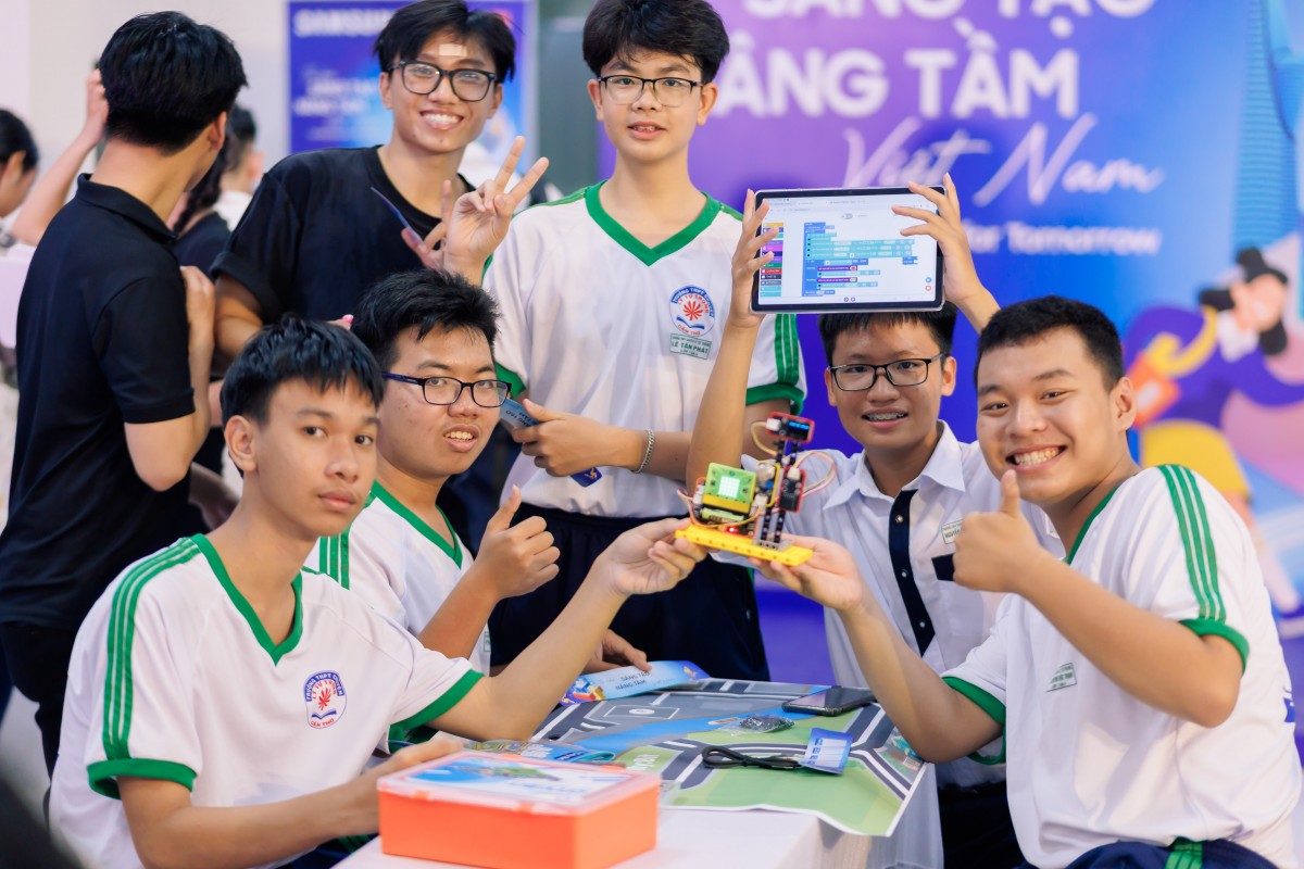 Samsung Solve for Tomorrow 2025 lan tỏa cảm hứng STEM tới học sinh Cần Thơ và Tây Ninh