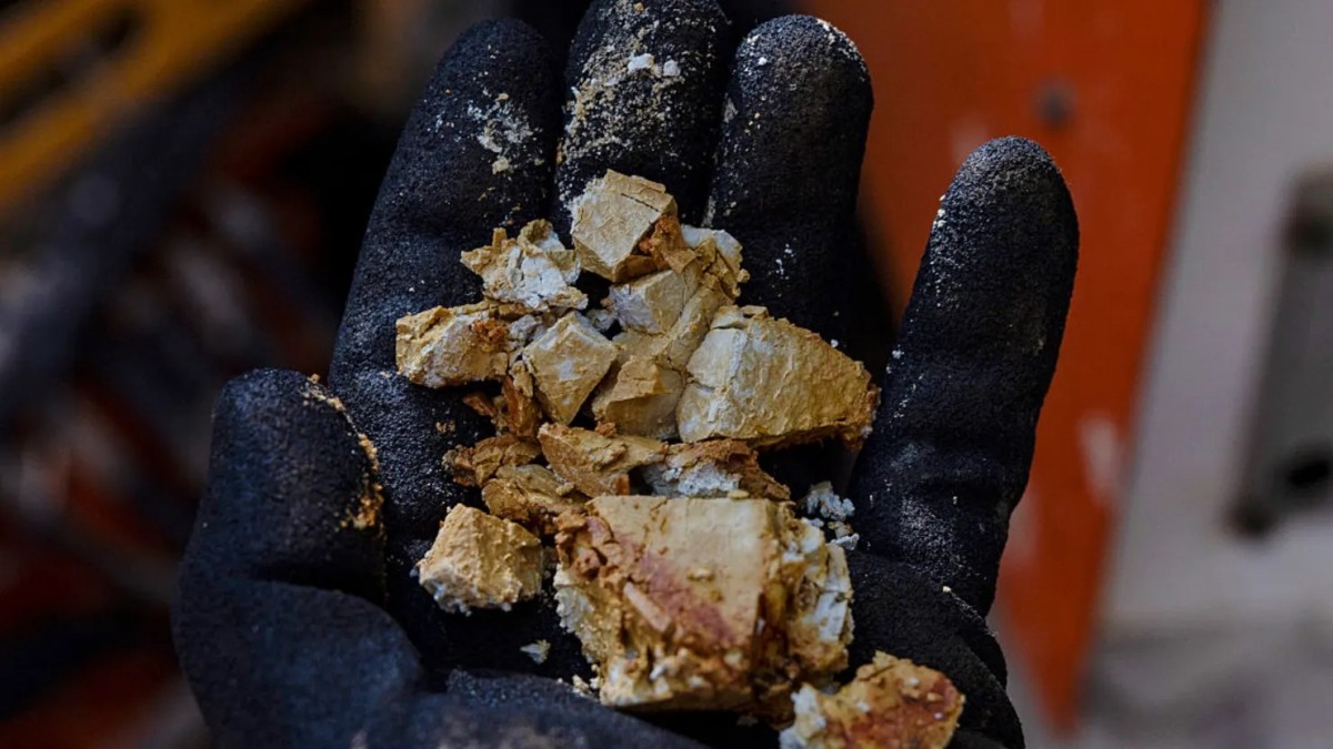 Phòng Thương mại Châu Âu tại Trung Quốc cho biết ít nhất một thành viên của họ đang “mất hàng triệu euro” do lệnh hạn chế xuất khẩu đất hiếm của Bắc Kinh. Phòng Thương mại Châu Âu tại Trung Quốc cho biết ít nhất một thành viên của họ đang “mất hàng triệu euro” do lệnh hạn chế xuất khẩu đất hiếm của Bắc Kinh.