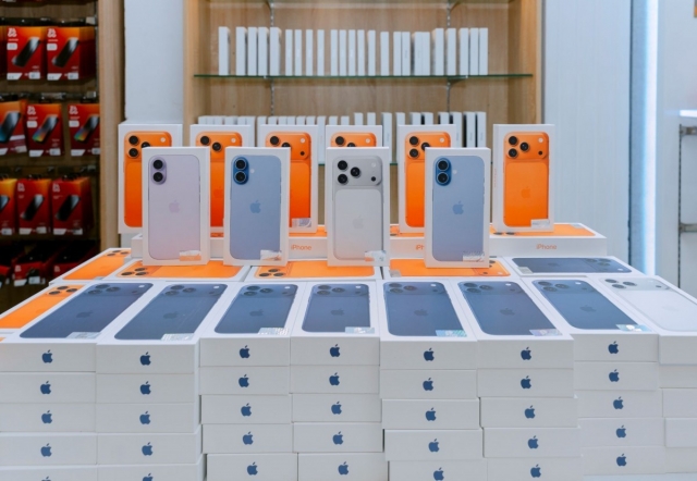 Hàng trăm khách hàng nhận iPhone 17 và iPhone Air tại Di Động Việt