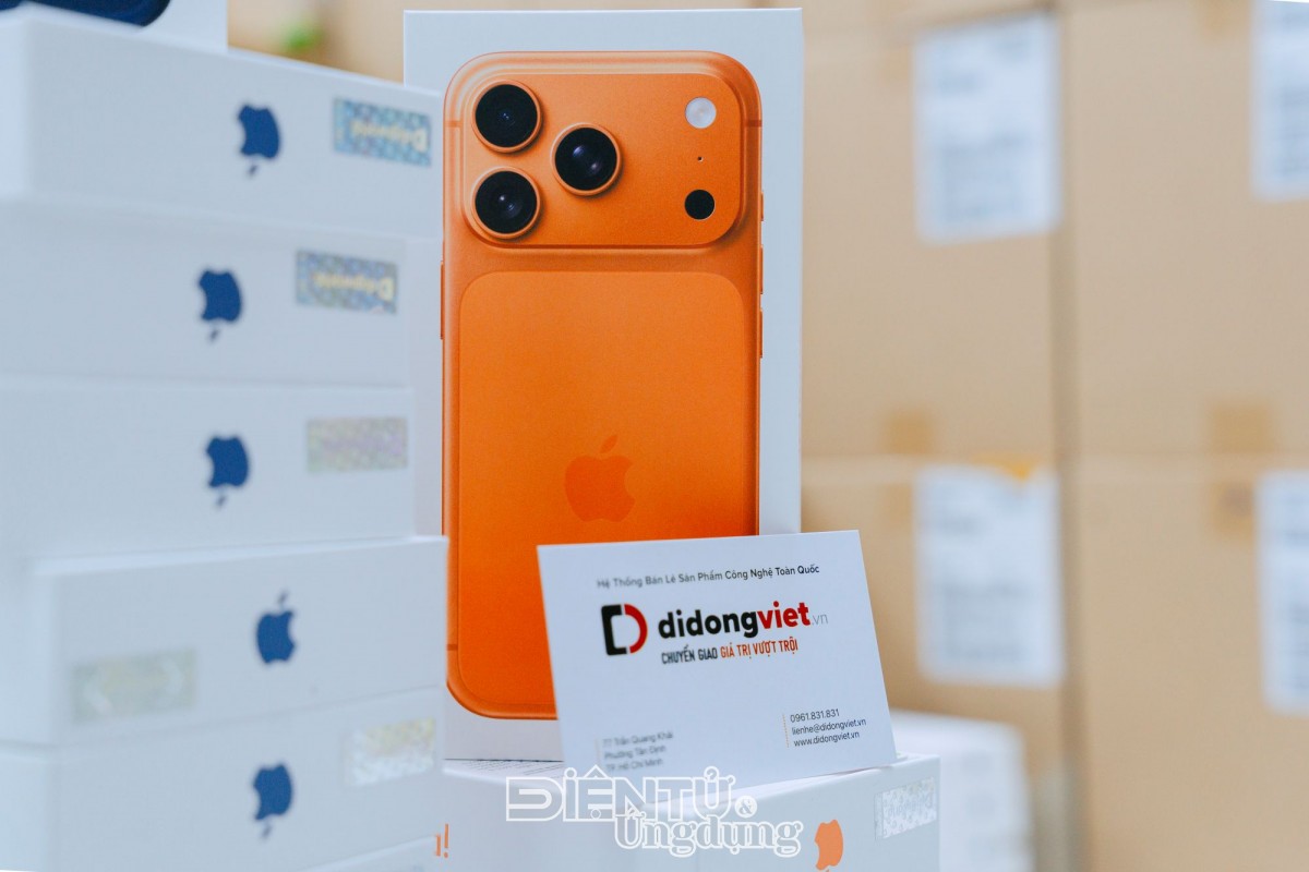 Hàng trăm khách hàng nhận iPhone 17 và iPhone Air tại Di Động Việt