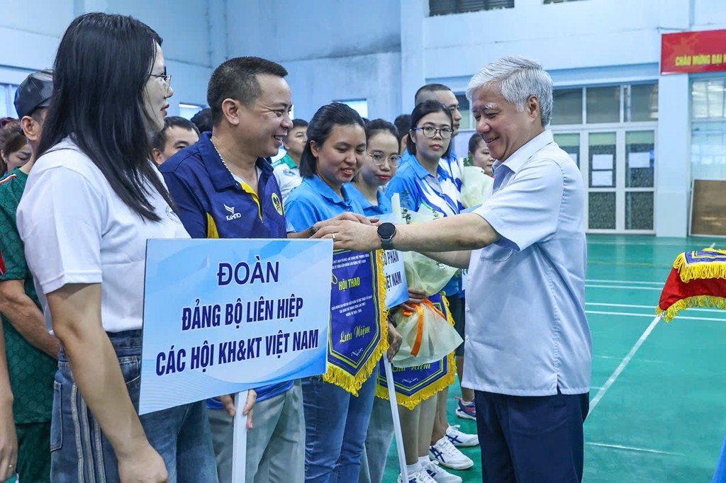 Ông Đỗ Văn Chiến - Ủy viên Bộ Chính trị, Bí thư Trung ương Đảng, Bí thư Đảng ủy MTTQ, các đoàn thể Trung ương, Chủ tịch Ủy ban Trung ương MTTQ Việt Nam trao Cờ lưu niệm cho đội tham gia hội thao Ông Đỗ Văn Chiến - Ủy viên Bộ Chính trị, Bí thư Trung ương Đảng, Bí thư Đảng ủy MTTQ, các đoàn thể Trung ương, Chủ tịch Ủy ban Trung ương MTTQ Việt Nam trao Cờ lưu niệm cho đội tham gia hội thao