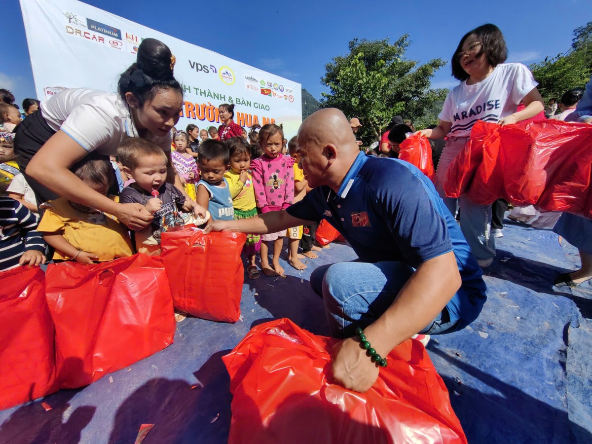 Điểm trường Hua Nạ: Ford Everest Team + xây dựng điểm trường chạm mây Điểm trường Hua Nạ: Ford Everest Team + xây dựng điểm trường chạm mây