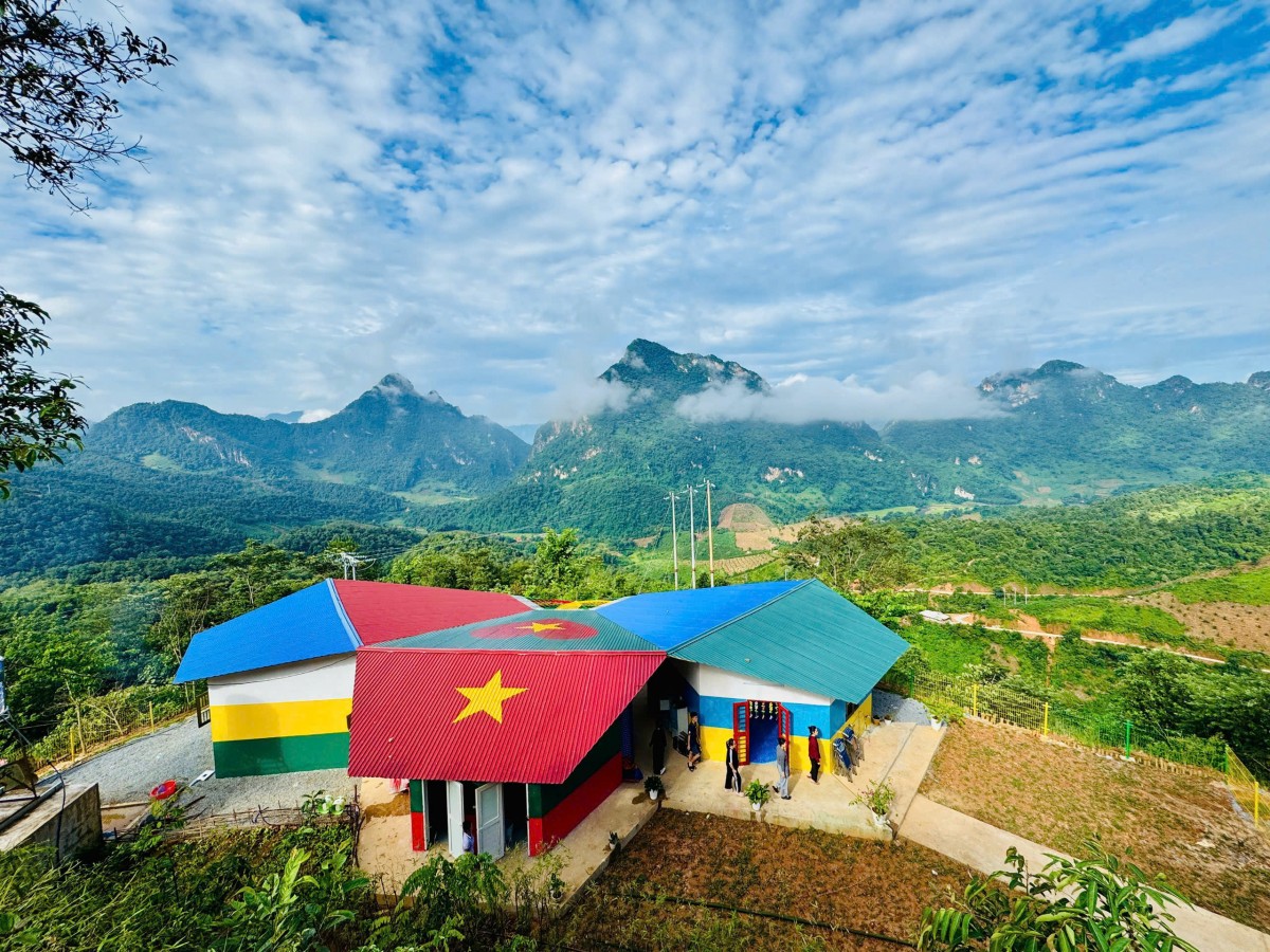 Điểm trường Hua Nạ: Điểm trường chạm mây do Ford Everest Team + xây dựng Điểm trường Hua Nạ: Điểm trường chạm mây do Ford Everest Team + xây dựng