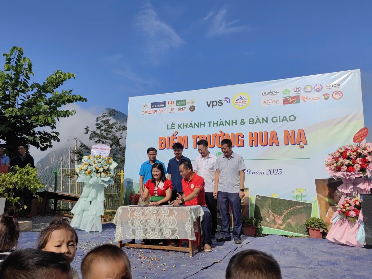 Điểm trường Hua Nạ: Điểm trường chạm mây do Ford Everest Team + xây dựng Điểm trường Hua Nạ: Điểm trường chạm mây do Ford Everest Team + xây dựng
