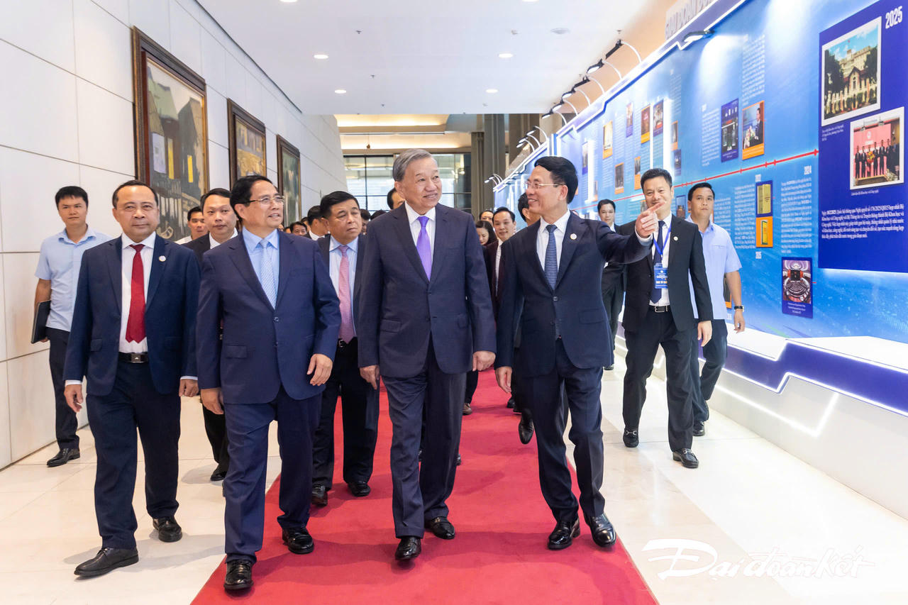 Tổng Bí thư Tô Lâm, Thủ tướng Chính phủ Phạm Minh Chính tham quan triển lãm thành tựu của ngành bên lề Lễ kỷ niệm 80 năm ngành Bưu chính Viễn thông, 66 năm ngành Khoa học và Công nghệ. Ảnh: Quang Vinh.