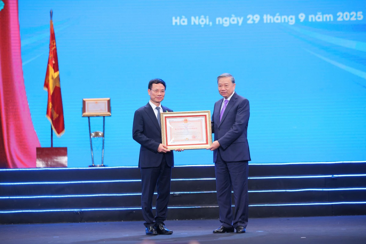 Bộ Khoa học và Công nghệ được trao tặng Huân chương Lao động hạng Nhất