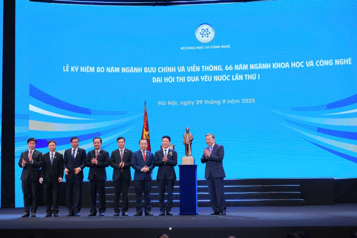 Bộ Khoa học và Công nghệ được trao tặng Huân chương Lao động hạng Nhất