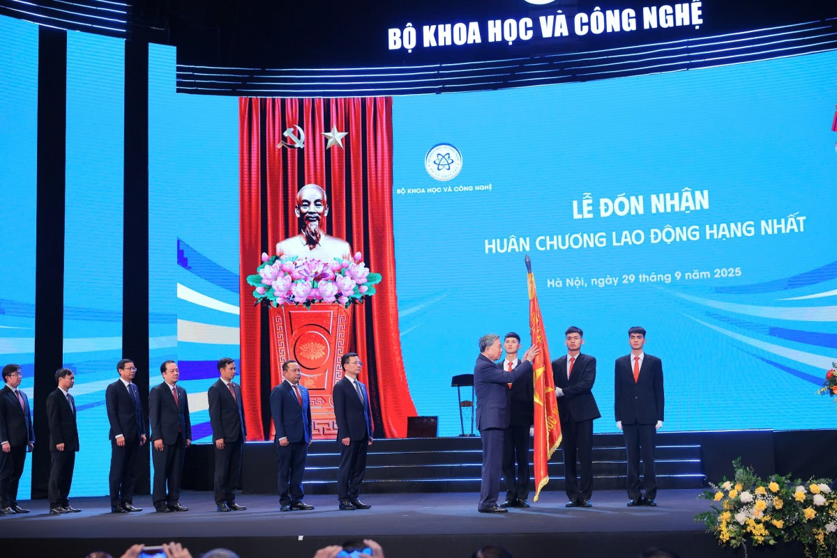 Bộ Khoa học và Công nghệ được trao tặng Huân chương Lao động hạng Nhất