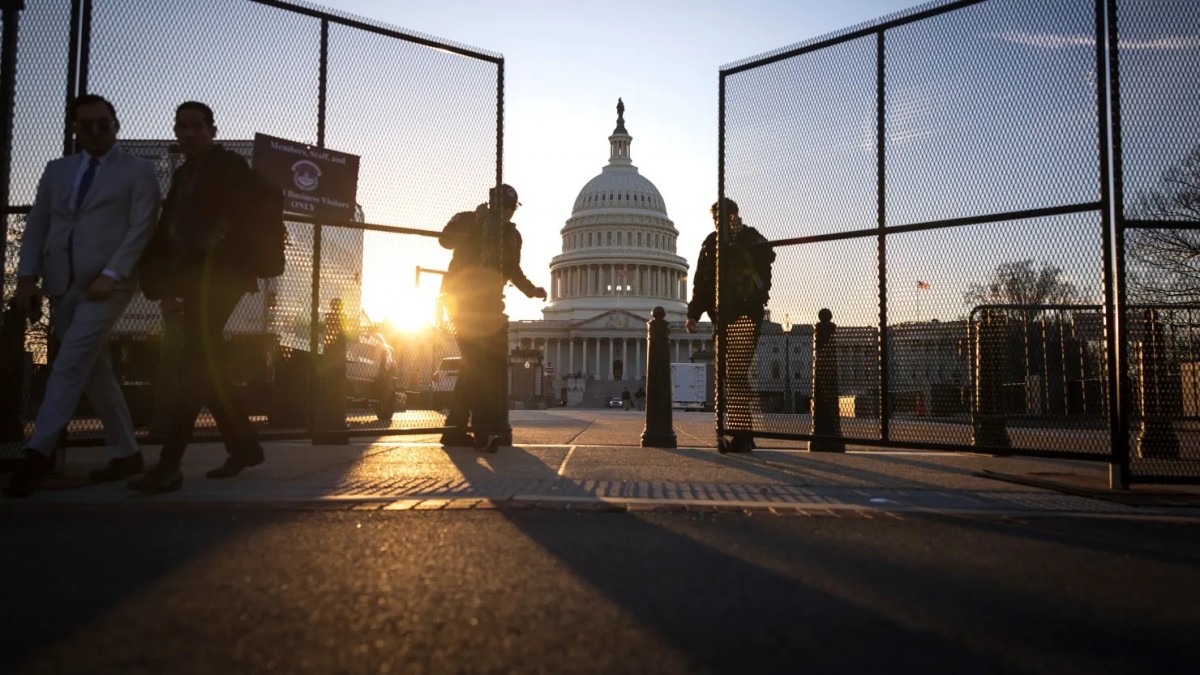 Cảnh sát Điện Capitol Hoa Kỳ đóng cổng an ninh dọc theo Phố 1 Đông Bắc trên Đồi Capitol ở Washington Cảnh sát Điện Capitol Hoa Kỳ đóng cổng an ninh dọc theo Phố 1 Đông Bắc trên Đồi Capitol ở Washington