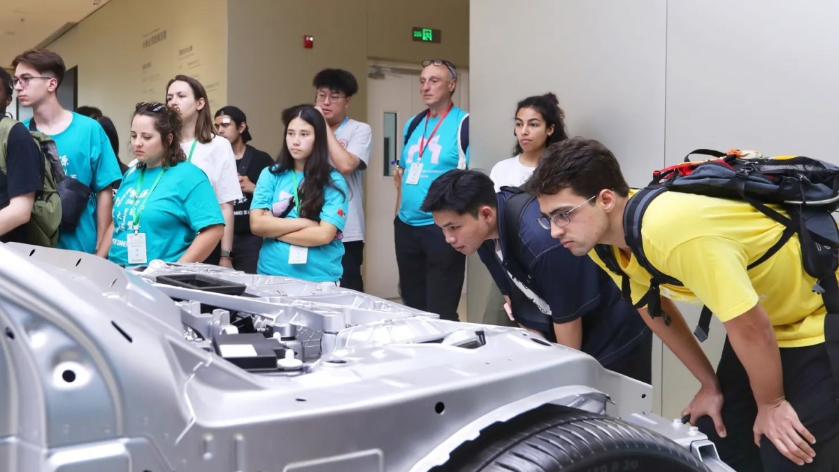 Dan Wang, giám đốc Eurasia Group tại Trung Quốc, cho biết: “Việc thu hút thêm nhiều kỹ sư Mỹ là điều then chốt, đây là cơ hội để Bắc Kinh thể hiện tính ưu việt của hệ thống của mình”.