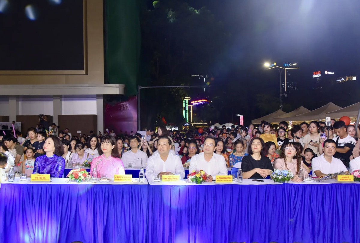 Phường Hoàn Kiếm sôi động trong “Đêm hội Trăng rằm năm 2025 Phường Hoàn Kiếm sôi động trong “Đêm hội Trăng rằm năm 2025
