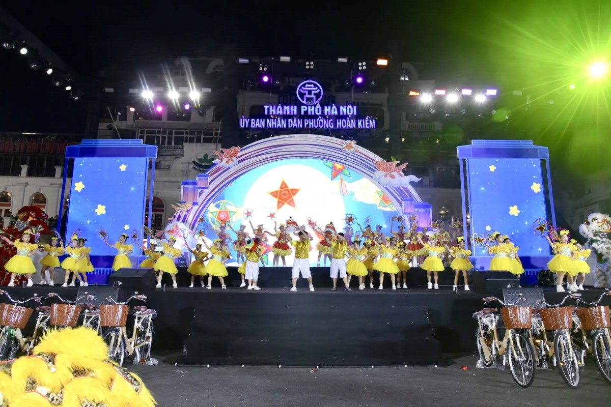 Phường Hoàn Kiếm sôi động trong “Đêm hội Trăng rằm năm 2025 Phường Hoàn Kiếm sôi động trong “Đêm hội Trăng rằm năm 2025