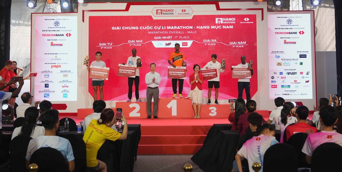 Giải Marathon Quốc tế Hà Nội Techcombank 2025 lập kỷ lục mới mùa 4 Giải Marathon Quốc tế Hà Nội Techcombank 2025 lập kỷ lục mới mùa 4