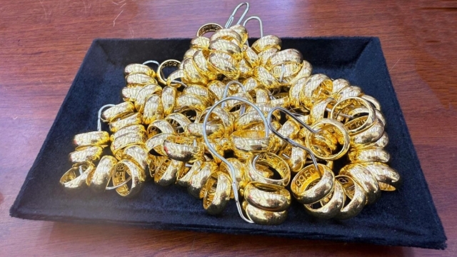 Giá vàng hôm nay 8/10/2025 lập đỉnh: 140 triệu trong nước, 4.000 USD thế giới