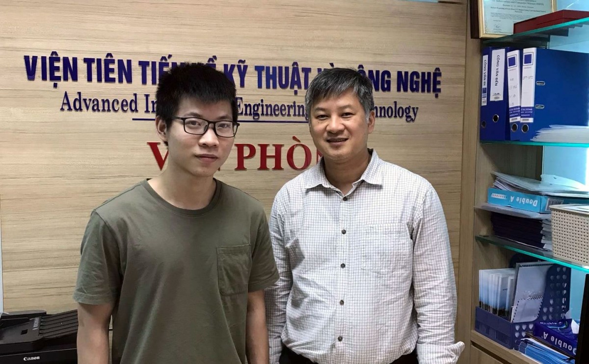 Ông Nguyễn Linh Chung (Thứ nhất từ phải sang) cùng sinh viên Ông Nguyễn Linh Chung (Thứ nhất từ phải sang) cùng sinh viên