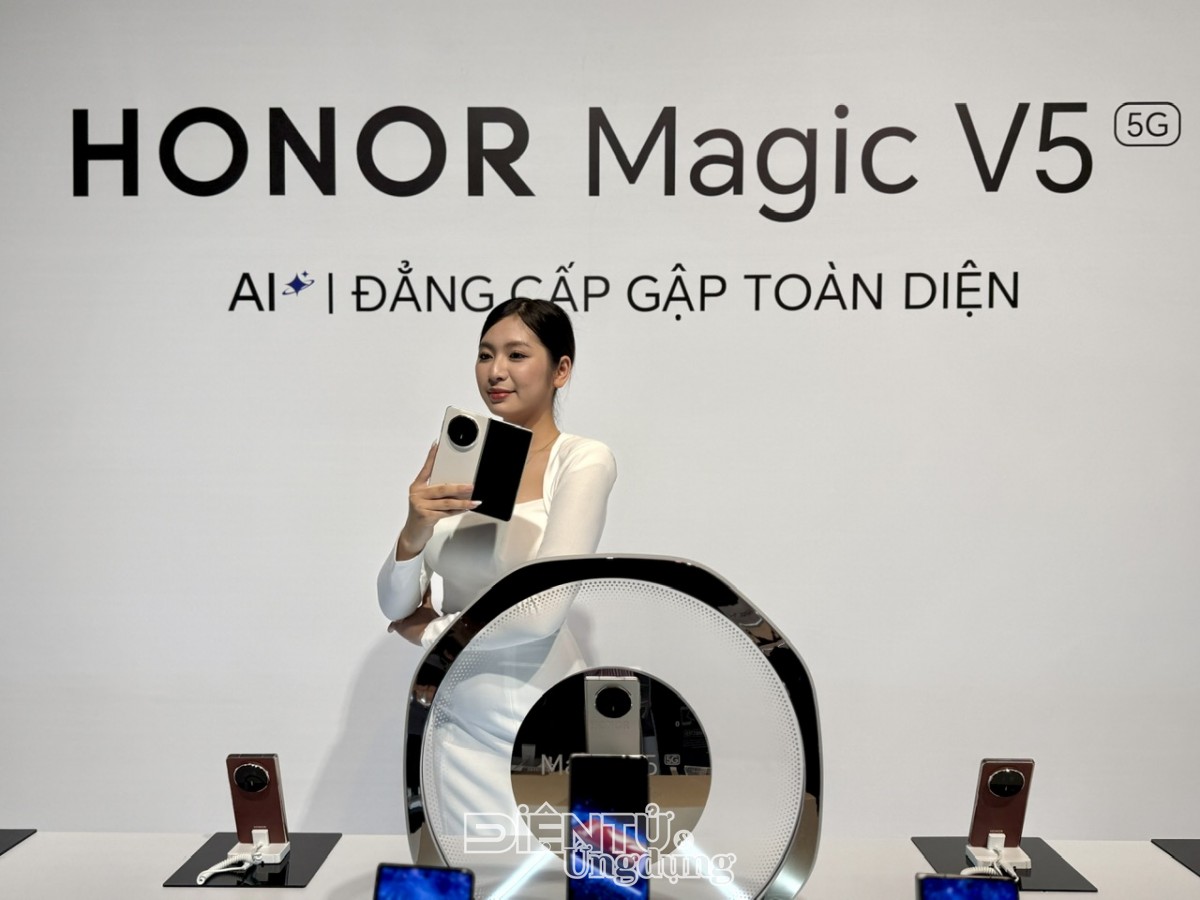 HONOR đã có những màn trình diễn cực kỳ ấn tượng để minh chứng cho hệ cấu trúc bản lề khớp mộng cũng như độ bền của sản phẩm