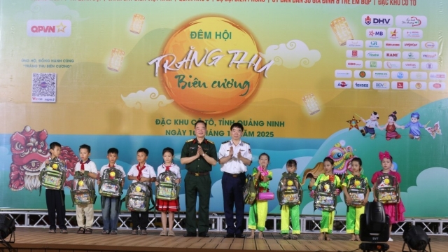 Trăng thu biên cương 2025: Trao gần 3 tỷ đồng học bổng và quà tặng cho trẻ em vùng biên và hải đảo