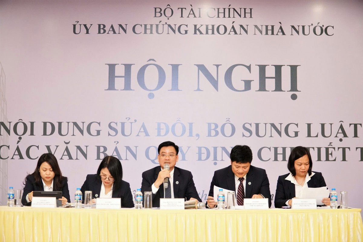 Phó Chủ tịch UBCKNN Hoàng Văn Thu và đại diên Lãnh đạo các đơn vị thuộc UBCKNN trao đổi tại Phiên thảo luận Hội nghị