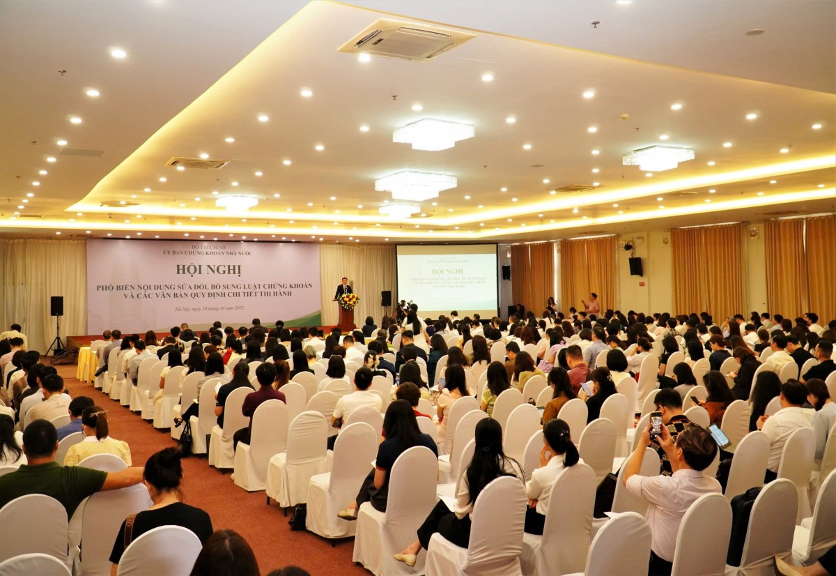 UBCKNN đẩy mạnh tuyên truyền chính sách, nâng cao hiệu lực, hiệu quả thi hành quy định mới ban hành trong lĩnh vực chứng khoán 