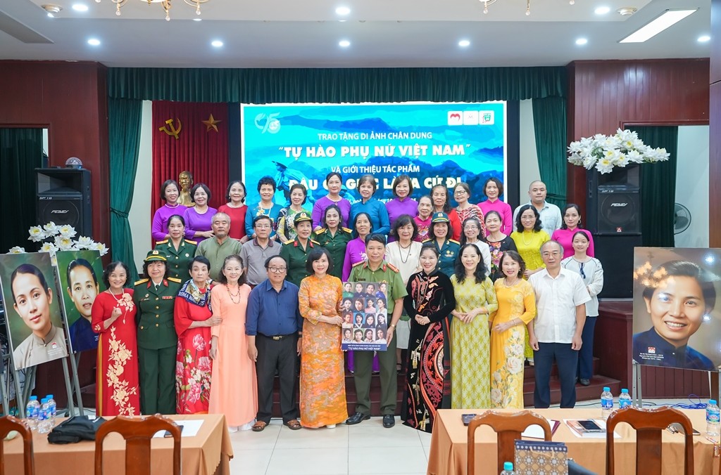 Ra mắt bộ sưu tập 'Tự hào phụ nữ Việt Nam' tôn vinh vẻ đẹp và tinh thần bất khuất Ra mắt bộ sưu tập 'Tự hào phụ nữ Việt Nam' tôn vinh vẻ đẹp và tinh thần bất khuất