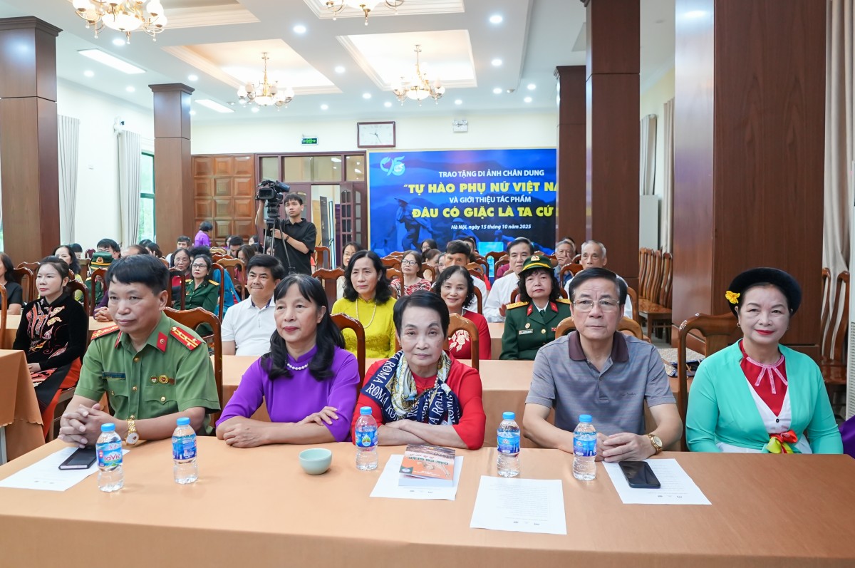 Ra mắt bộ sưu tập 'Tự hào phụ nữ Việt Nam' tôn vinh vẻ đẹp và tinh thần bất khuất Ra mắt bộ sưu tập 'Tự hào phụ nữ Việt Nam' tôn vinh vẻ đẹp và tinh thần bất khuất