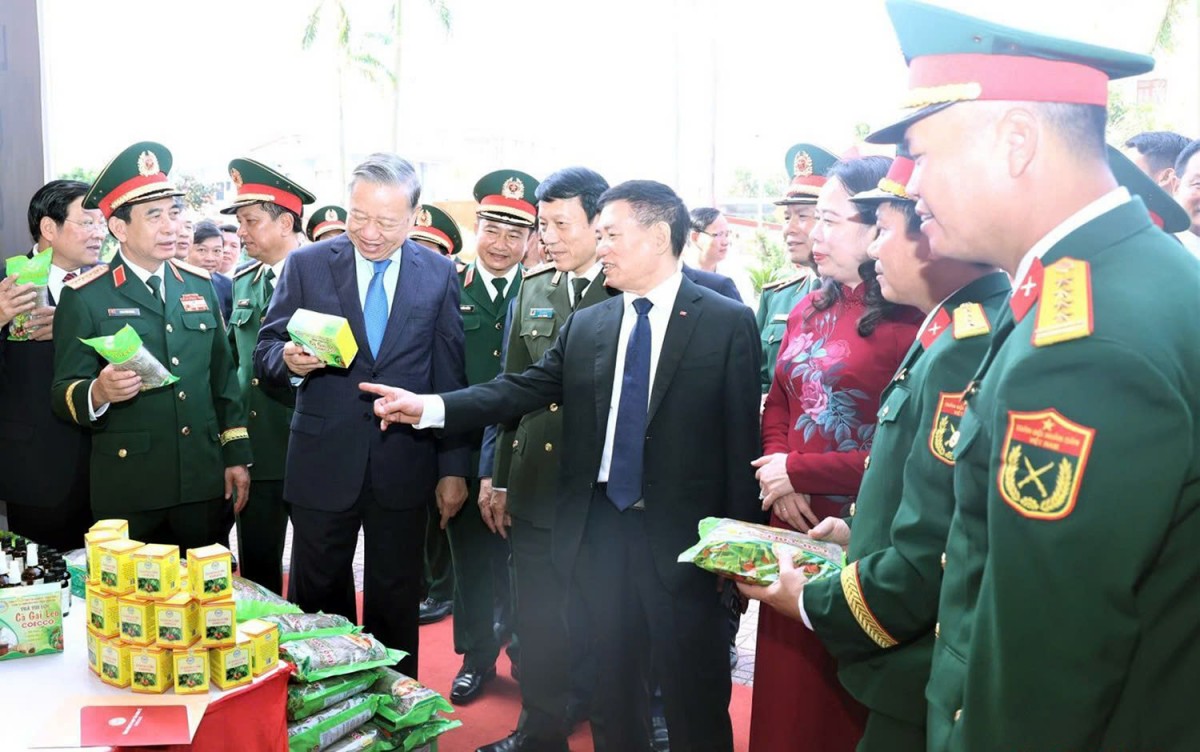 Quân khu 4 kỷ niệm 80 năm Ngày truyền thống và đón nhận Huân chương Hồ Chí Minh lần thứ 3
