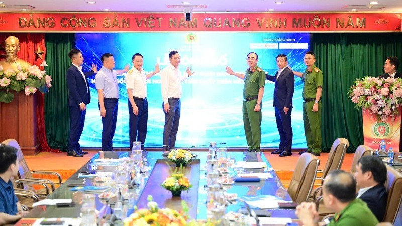 Các đại biểu công bố triển khai thí điểm Giải pháp định danh, truy xuất nguồn gốc hoá chất, tiền chất trên nền tảng VNeID