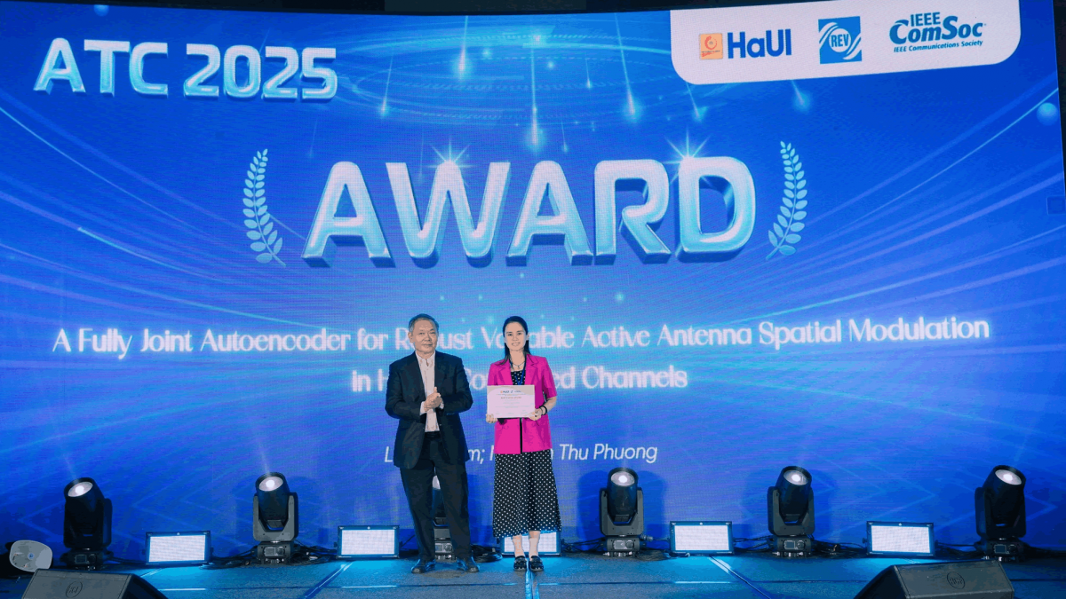 TS.Trần Đức Lai trao chứng nhận Bài báo xuất sắc nhất ATC 2025 cho bài báo: Ba nghiên cứu về ăng-ten thông minh, cảm biến phổ và mạng lượng tử được vinh danh tại ATC 2025