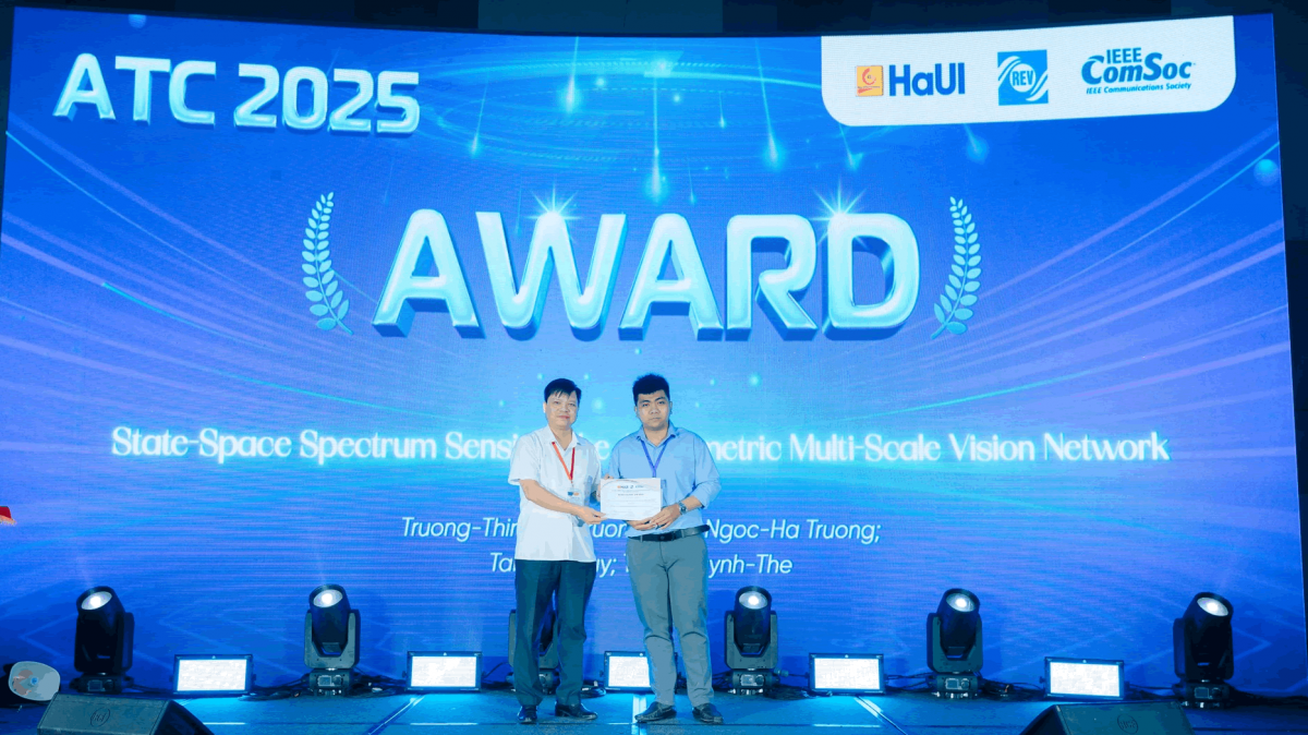 PGS.TS. Phạm Văn Đông, Phó Hiệu trưởng Trường Đại học Công nghiệp Hà Nội trao trao chứng nhận Bài báo xuất sắc nhất ATC 2025 cho nhóm tác giả Lê Trường Thịnh, Trương Sơn, Trương Ngọc Hà, Đỗ Duy Tân và Huỳnh Thế Thiện đến từ Đại học Sư phạm Kỹ thuật TP.HCM với nghiên cứu Ba nghiên cứu về ăng-ten thông minh, cảm biến phổ và mạng lượng tử được vinh danh tại ATC 2025