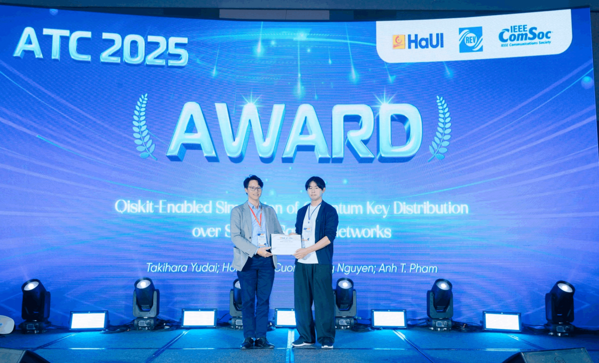 PGS. TS Hoàng Văn Xiêm, Trưởng Ban chương trình trao chứng nhận Bài báo xuất sắc nhất ATC 2025 cho bài báo Ba nghiên cứu về ăng-ten thông minh, cảm biến phổ và mạng lượng tử được vinh danh tại ATC 2025
