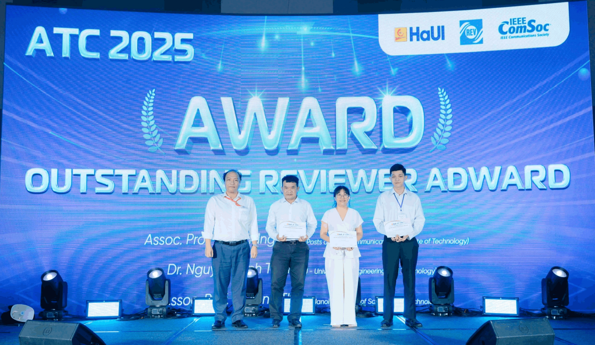 PGS.TS Hoàng Mạnh Kha, Hiệu trưởng Trường Điện - Điện tử, Trường Đại học Công nghiệp Hà Nội trao giản thưởng 03 Phản biện xuất sắc (Outstanding Reviewer Awards) tại ATC 2025 PGS.TS Hoàng Mạnh Kha, Hiệu trưởng Trường Điện - Điện tử, Trường Đại học Công nghiệp Hà Nội trao giản thưởng 03 Phản biện xuất sắc (Outstanding Reviewer Awards) tại ATC 2025